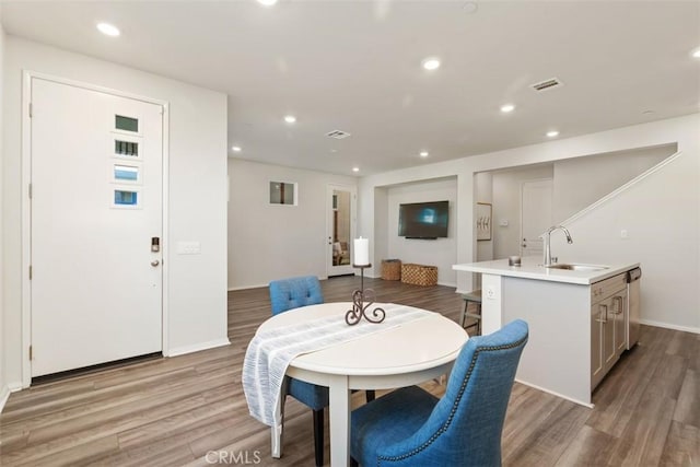 dining space featuring recessed lighting, light wood-style floors, visible vents, and baseboards