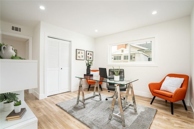 home office featuring light wood-style flooring, recessed lighting, visible vents, and baseboards