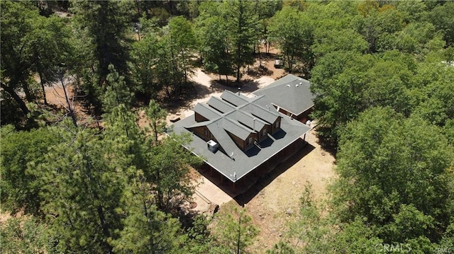 bird's eye view featuring a wooded view