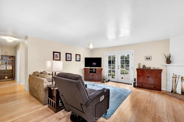 living area featuring light wood-style flooring and baseboards