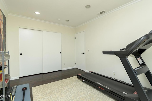 workout area featuring visible vents, dark wood-style floors, recessed lighting, crown molding, and baseboards