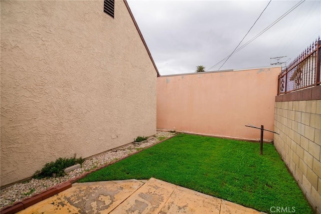 view of yard featuring a patio area and fence