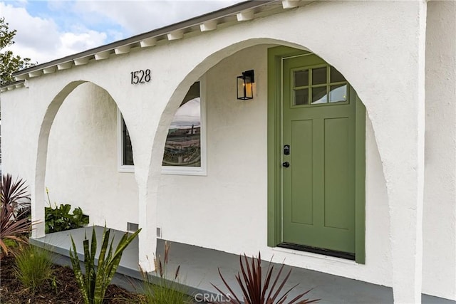 property entrance featuring stucco siding