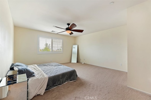 bedroom with carpet flooring, baseboards, visible vents, and ceiling fan