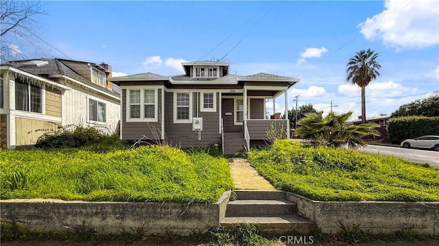 1685 Washington Ave, Oroville, CA 95966 - bungalow-style home featuring covered porch