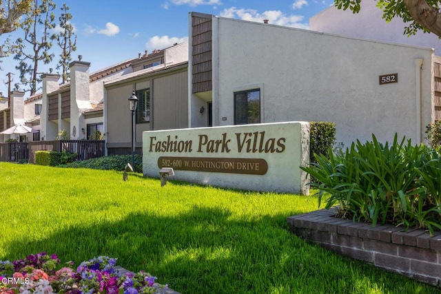 community sign featuring a yard and fence