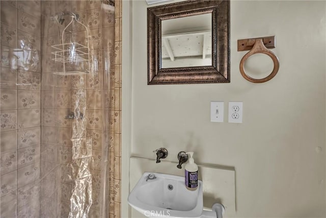 full bathroom featuring tiled shower