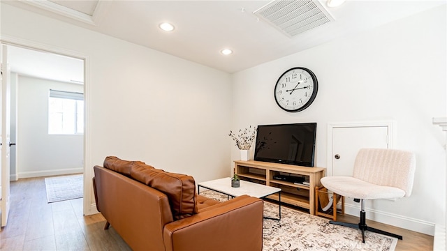 living room with light wood-type flooring, visible vents, recessed lighting, baseboards, and attic access