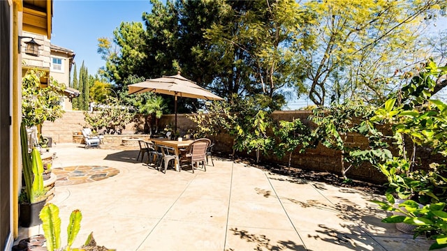 view of patio featuring a fenced backyard and outdoor dining space