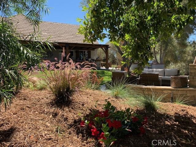 view of yard with an outdoor living space