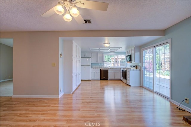 kitchen featuring visible vents, appliances with stainless steel finishes, light countertops, and light wood-style floors