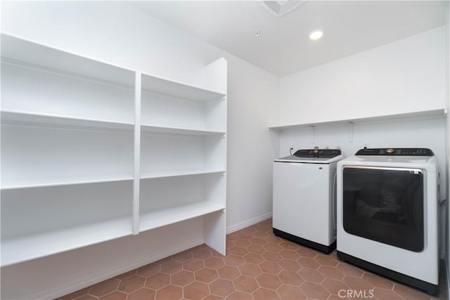 laundry room with baseboards, washing machine and clothes dryer, laundry area, recessed lighting, and bar area