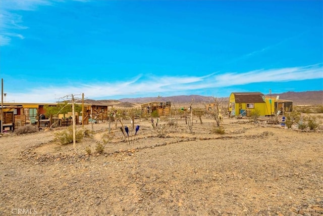 view of yard with a mountain view and an outdoor structure