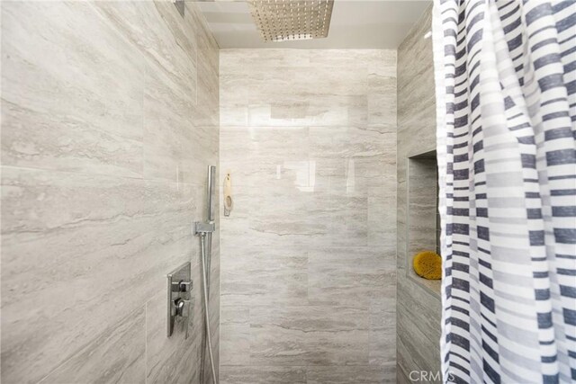 full bath with tiled shower