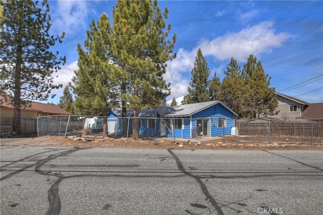 view of front of home featuring a fenced front yard