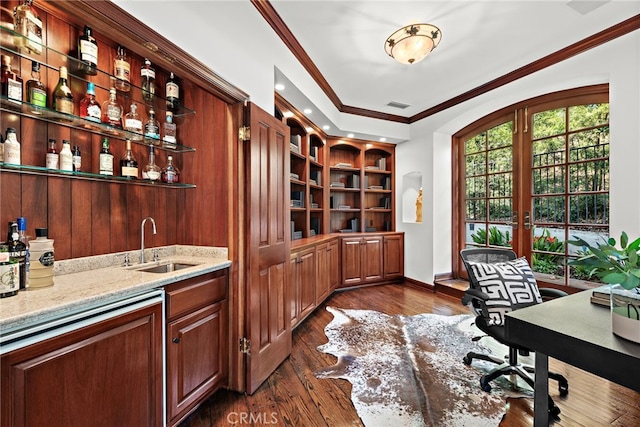 office area with visible vents, a sink, crown molding, indoor wet bar, and dark wood-style flooring