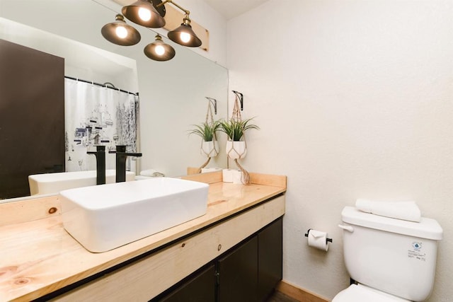 full bathroom featuring a shower with curtain, toilet, and vanity