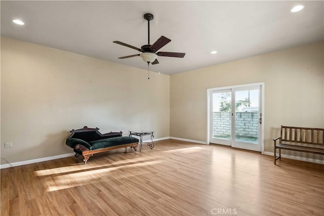 living area featuring light wood finished floors, recessed lighting, baseboards, and a ceiling fan