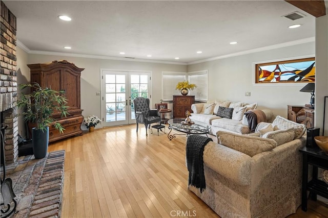 living room featuring recessed lighting, visible vents, light wood-style flooring, and crown molding