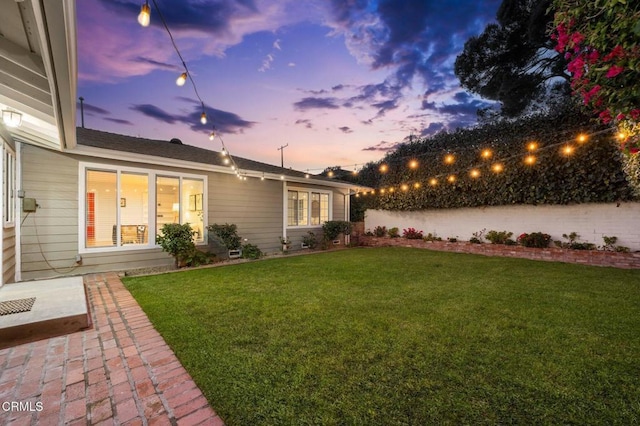 view of yard at dusk