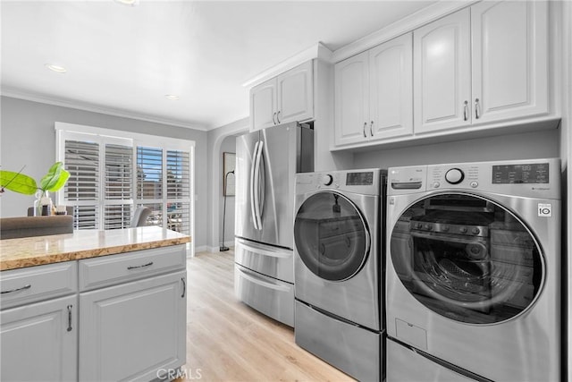 laundry room featuring baseboards, washing machine and clothes dryer, light wood-style flooring, recessed lighting, and ornamental molding