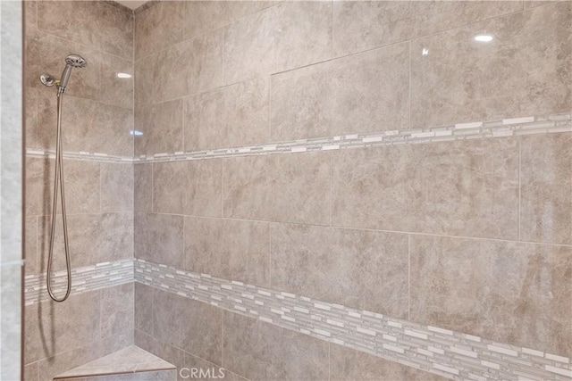 full bathroom featuring tiled shower