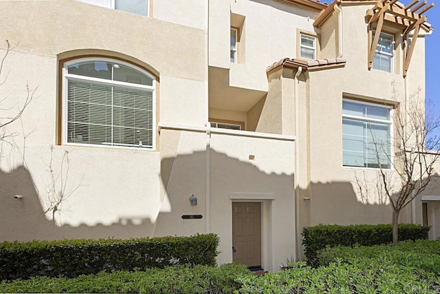 view of front facade with stucco siding