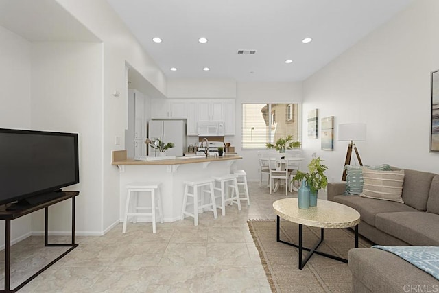 living room featuring visible vents, recessed lighting, and baseboards