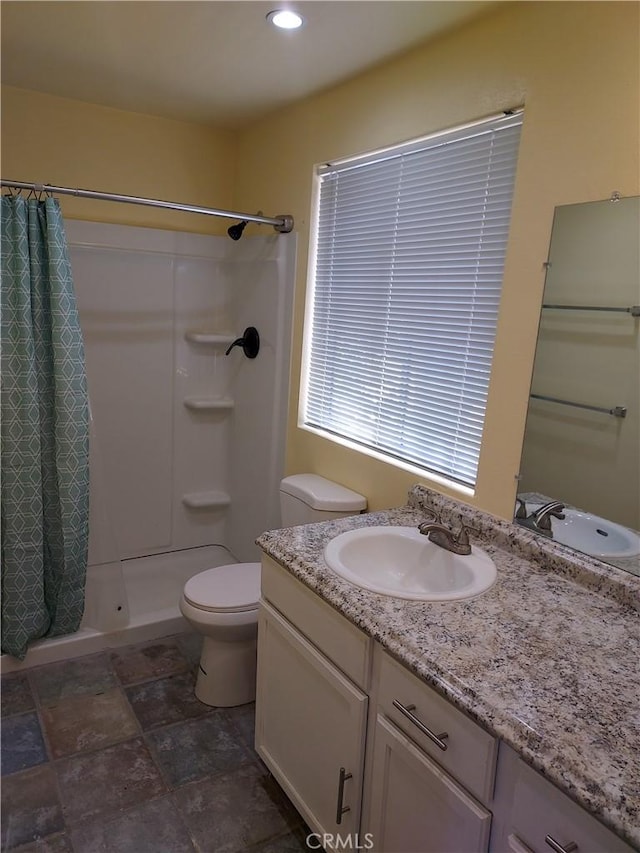full bathroom with toilet, recessed lighting, curtained shower, and vanity