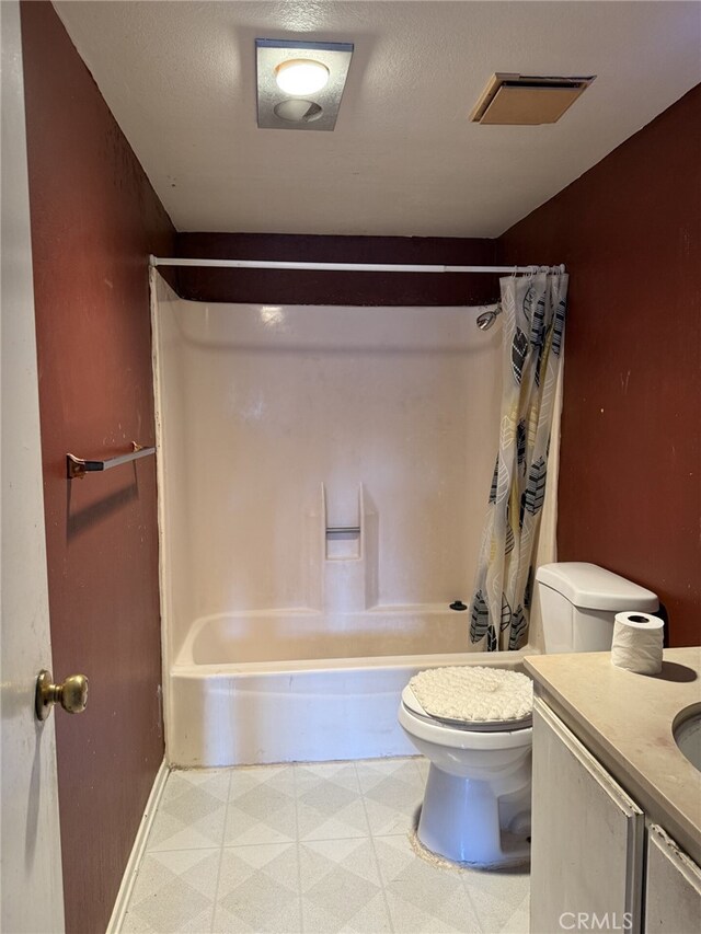 bathroom featuring visible vents, toilet, vanity, and shower / bath combo