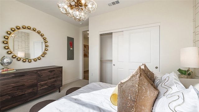 bedroom featuring carpet, visible vents, baseboards, an inviting chandelier, and a closet