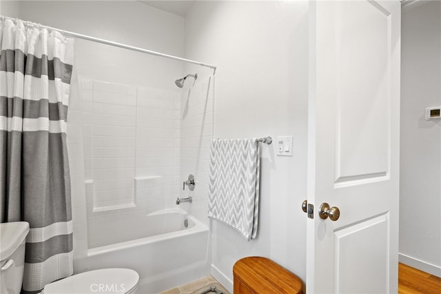 full bath featuring toilet, shower / bathtub combination with curtain, and baseboards