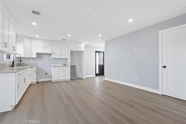 kitchen with recessed lighting, visible vents, light wood finished floors, and baseboards