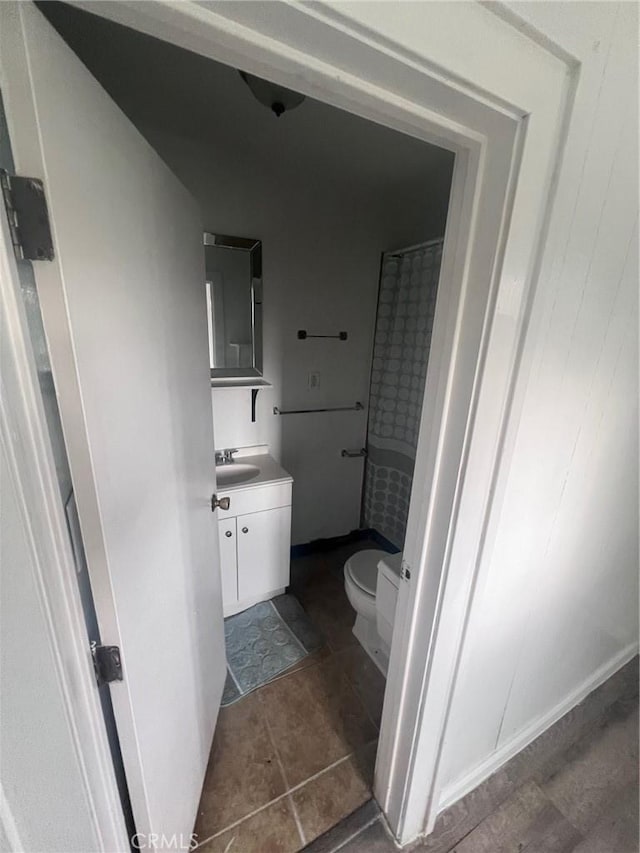 bathroom featuring vanity, toilet, and a shower with curtain