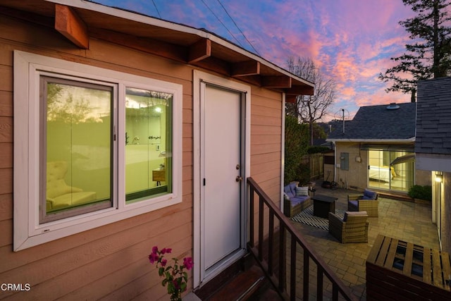 entrance to property featuring an outdoor hangout area