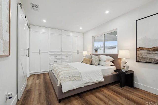 bedroom featuring recessed lighting, visible vents, dark wood-style flooring, and baseboards