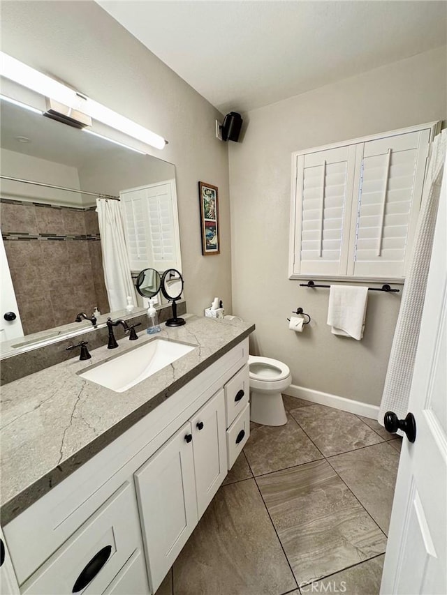 full bathroom featuring tile patterned flooring, curtained shower, baseboards, toilet, and vanity