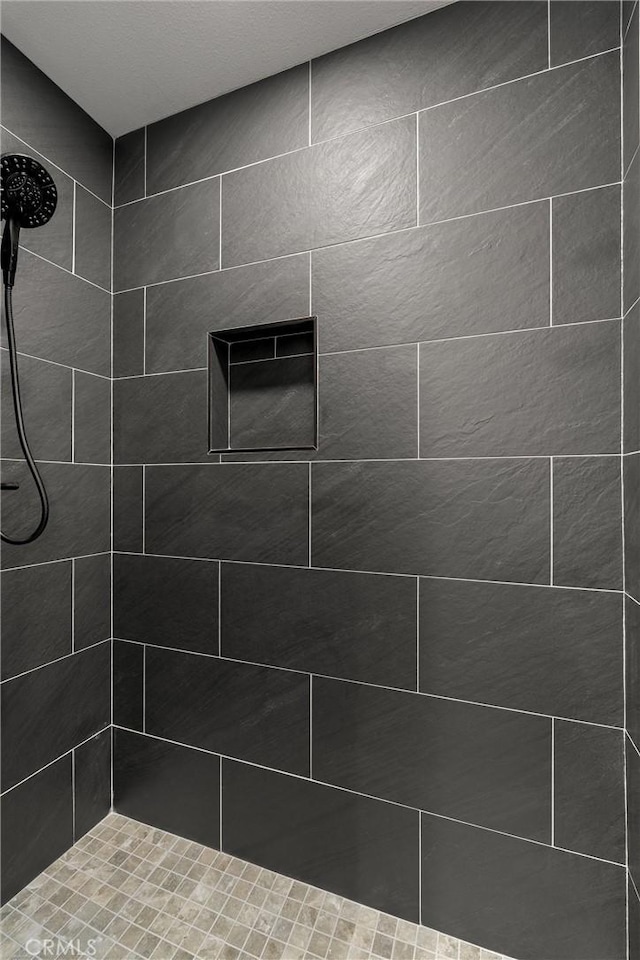 bathroom featuring tiled shower