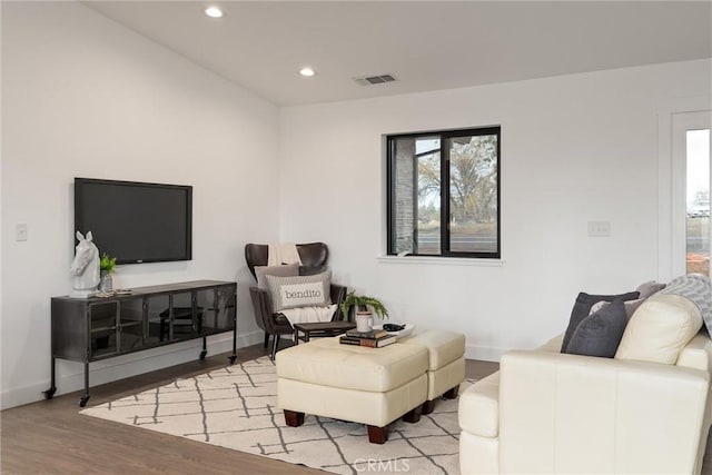 living room featuring recessed lighting, visible vents, baseboards, and wood finished floors