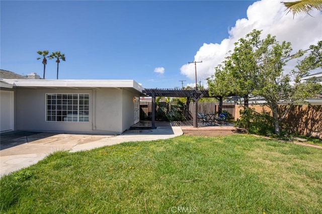 view of yard featuring a patio area, a pergola, and fence