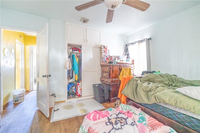 bedroom featuring a closet, visible vents, a ceiling fan, and light wood-style floors