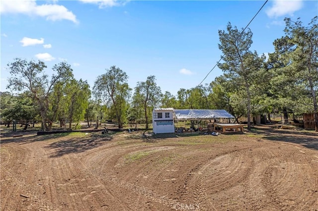 view of front of property featuring dirt driveway