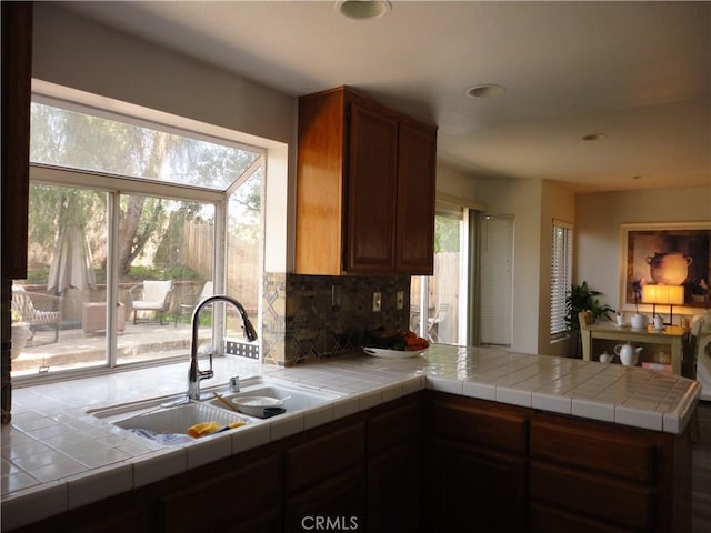 10402 Via Pajaro, Moreno Valley, CA 92557 - kitchen featuring backsplash, a sink, and a peninsula