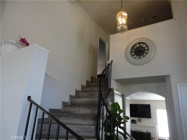 10402 Via Pajaro, Moreno Valley, CA 92557 - stairs featuring arched walkways and a towering ceiling