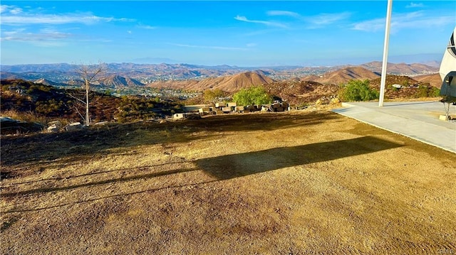 view of yard featuring a mountain view