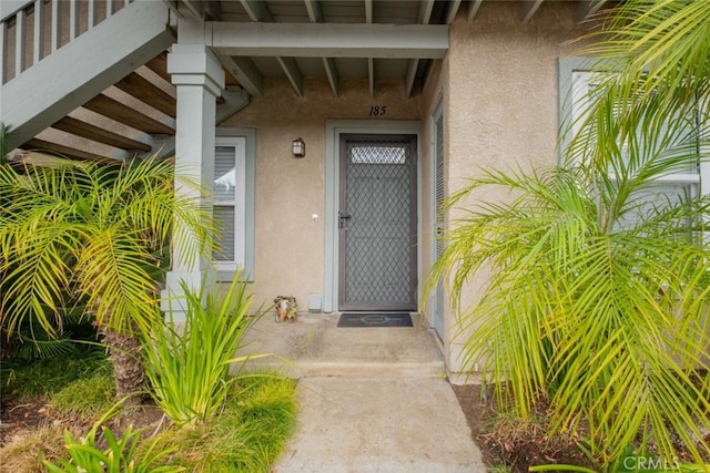 property entrance featuring stucco siding