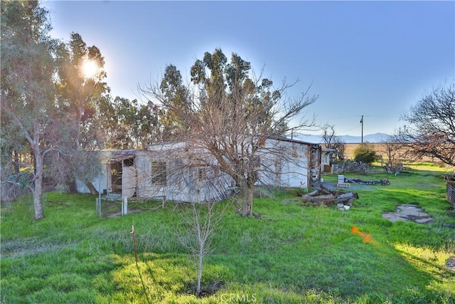 view of yard featuring a mountain view