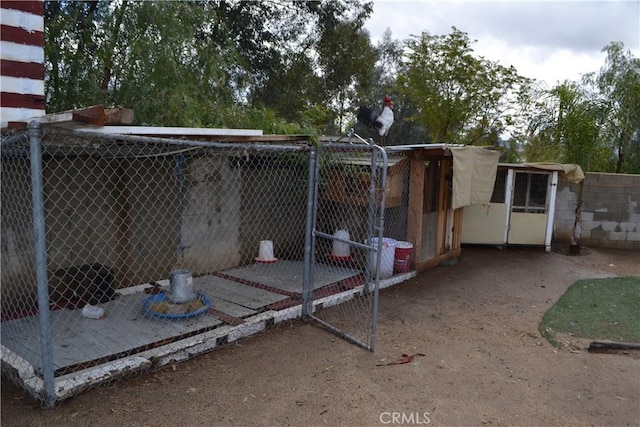 view of yard with an outbuilding