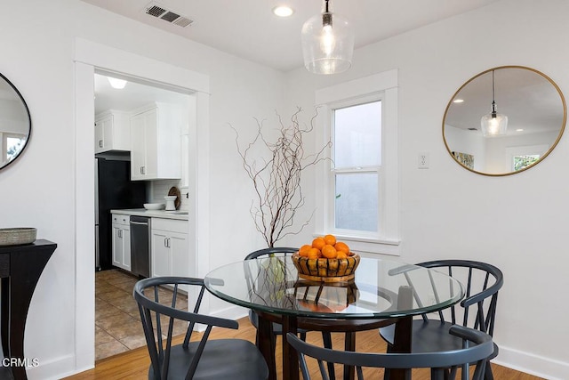 dining space featuring recessed lighting, visible vents, light wood-style flooring, and baseboards