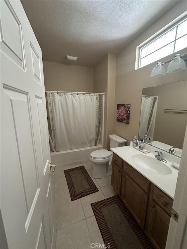 full bath with toilet, shower / tub combo with curtain, a textured ceiling, tile patterned flooring, and vanity